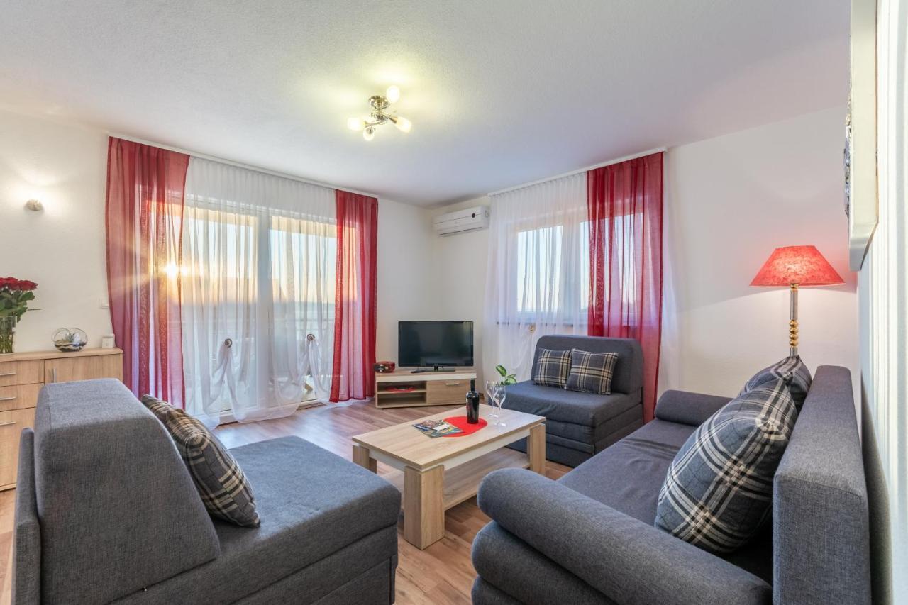Family Friendly Apartments With A Swimming Pool Stanici, Omis - 18676 Extérieur photo